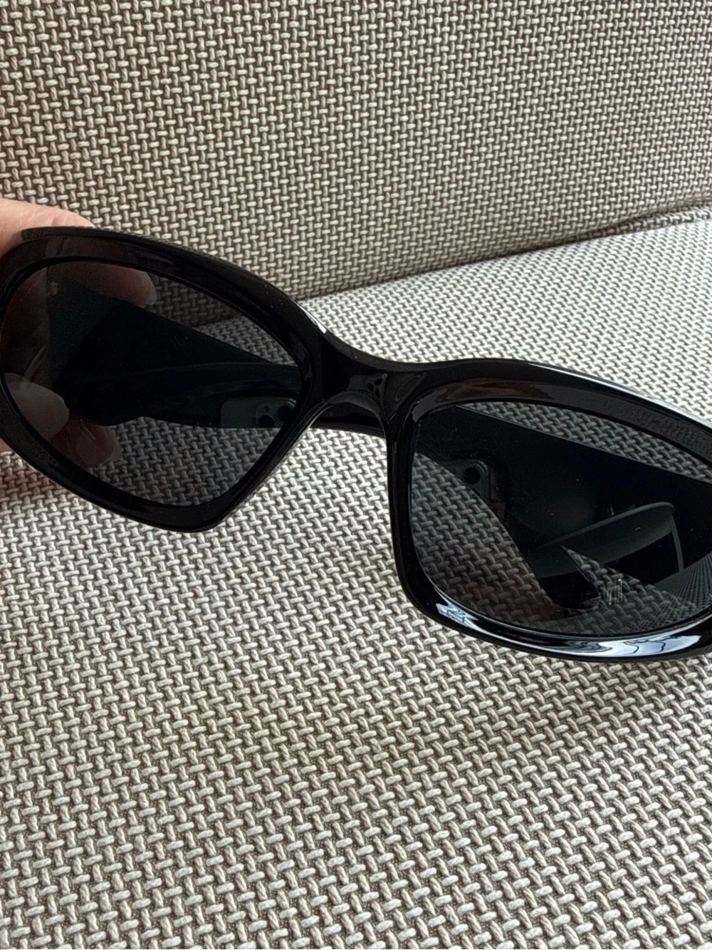 Men's Black Oval Sunglasses — Sleek UV Protection